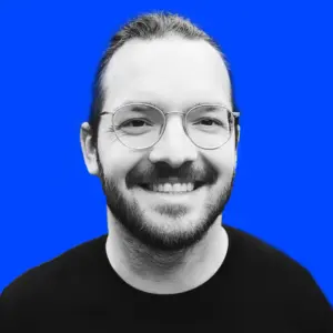 Henrik lächelt und blickt direkt in die Kamera.